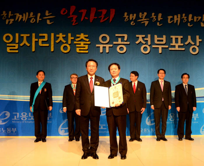 방하남 고용노동부 장관(왼쪽), 강영철 린나이코리아 사장(오른쪽)