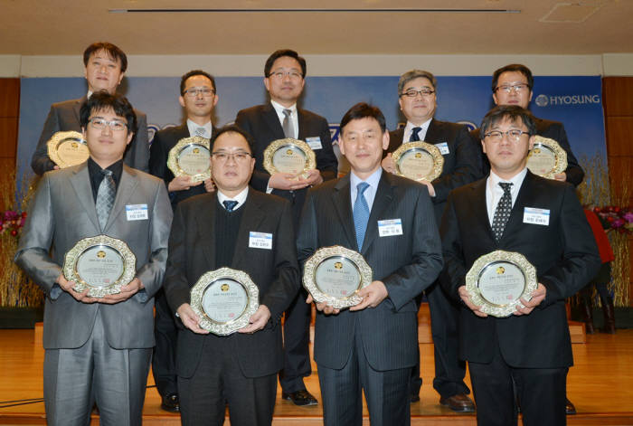 `올해의 자랑스러운 효성인상`을 받은 이원 전무(앞줄 오른쪽 두번째), 방윤혁 상무(뒷줄 가운데) 등 수상자들이 기념촬영을 하고 있다