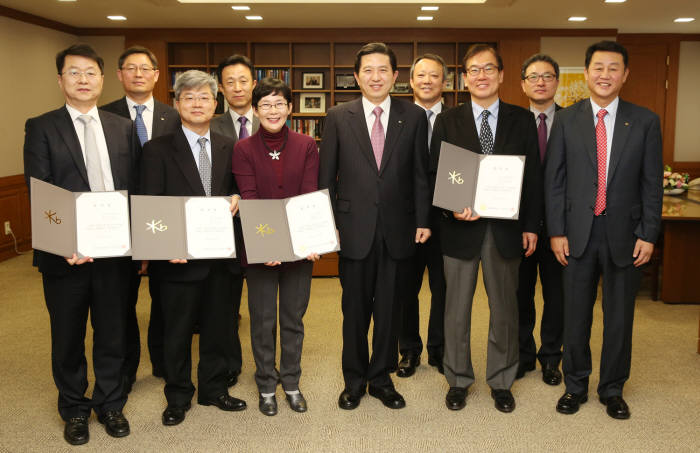 KB금융 조직문화 쇄신위원회 멤버들이 킥 오프 미팅을 가진후 기념촬영했다.왼쪽부터 전인태 글로벌금융학회부회장, kb금융지주 경영연구소 조경엽상무, 박원우 한국윤리경영학회장, KB국민카드 김덕수 부사장, 장은미 한국인사관리학회 부회장, 임영록 KB금융그룹 회장, 박지우 KB국민은행 고객만족본부 부행장, 김정탁 한국언론학회 회장, 홍완기 KB국민은행 영업지원본부 부행장, 김용수 KB금융지주 CPRO)
