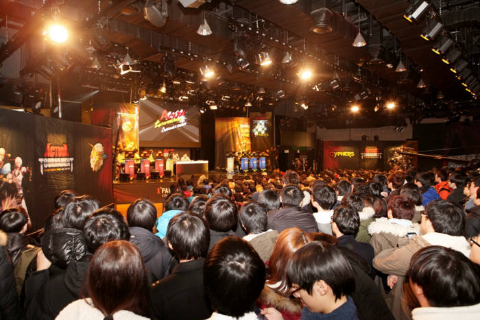 용산 e스포츠 경기장을 꽉 메운 관람객이 자신이 응원하는 팀의 경기를 지켜보고 있다.