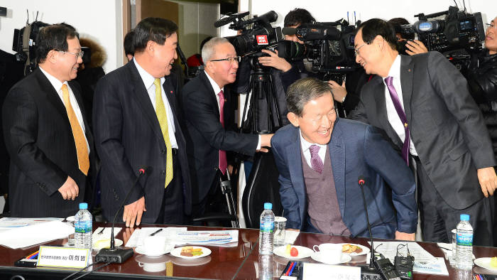 민관합동 창조경제추진단 출범식, 현오석 경제부총리 한덕수 한국무역협회장 악수