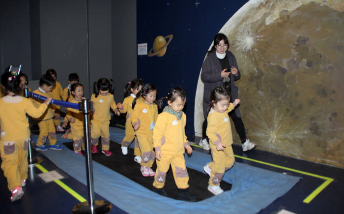 국립대구과학관에 어린이들이 과학시설을 체험하고 있다.