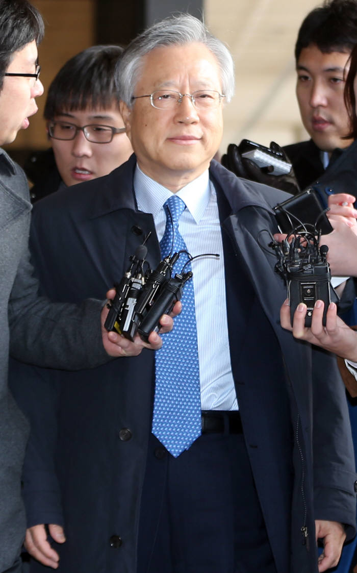 이석채 전 KT 회장 영장실질심사 불출석, 검찰 "강제구인 방침"