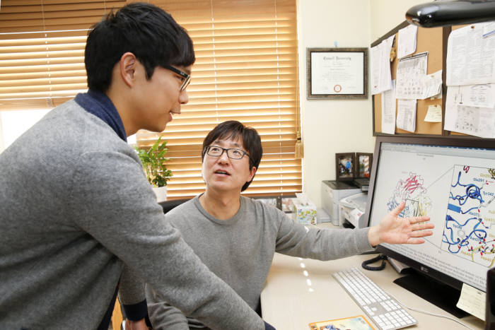 RAF4 단백질 3차구조를 세계 최초로 밝힌 박현호(오른쪽) 교수와 윤종환씨
