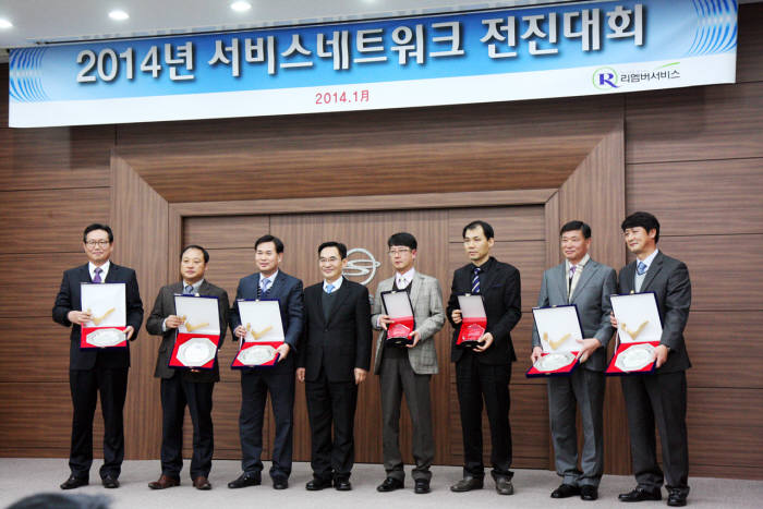 쌍용차는 15일 대전연수원에서 2014년 서비스 네트워크 전진대회를 개최했다. 송영한 쌍용차 전무(왼쪽 네번째)와 우수 법인정비사업소 수상자들이 기념촬영을 하고 있다.