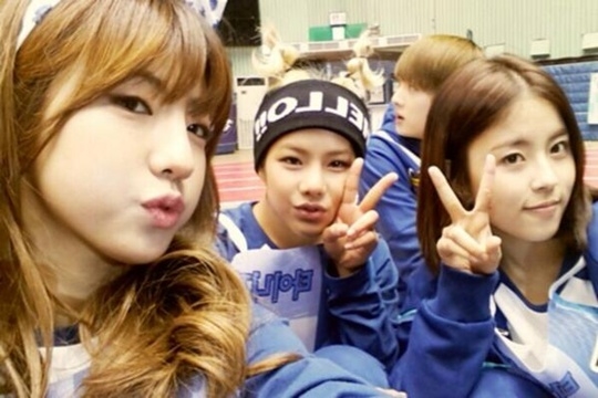 도희 아육대 인증샷 타이니지 멤버 포즈