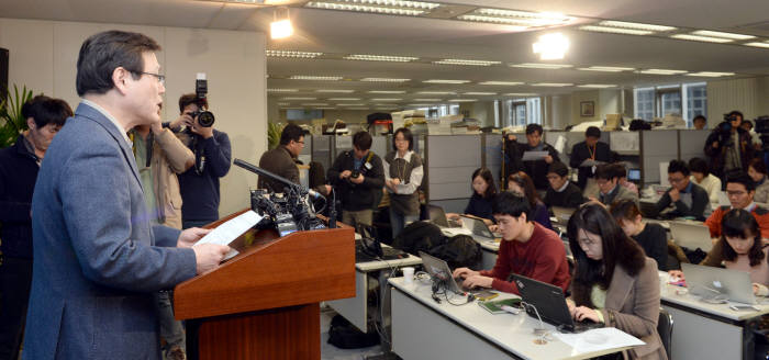 외국계 은행과 카드사, 저축은행, 캐피탈사에 이어 국민은행 등 시중은행에서도 민감한 고객정보가 대규모로 유출된 것으로 확인되면서 19일 서울 여의도 금융감독원에서 이와 관련 긴급 브리핑이 열렸다. 최종구 금융감독원 수석부원장이 브리핑을 진행하고 있다. 박지호기자 jihopress@etnews.com