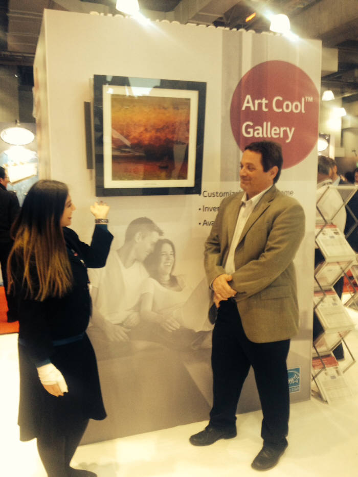 21일부터 23일까지 미국 뉴욕 자비츠센터에서 열리는 `AHR 엑스포`전시회에서 LG전자 직원이 방문객들에게 실내기 전면에 사진이나 그림을 넣을 수 있는 `아트 쿨 갤러리 (Art Cool Gallery)` 제품을 소개하고 있다.