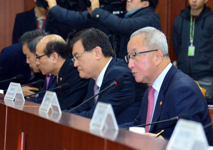 현오석 경제부총리(오른쪽)가 22일 정부서울청사에서 열린 제3차 경제관계장관회의에서 모두 발언을 하고 있다.