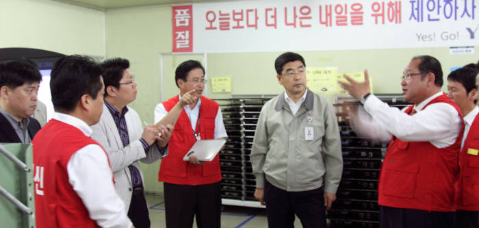 유양디앤유는 LG전자 협력사로 기술임치제를 활용해 핵심기술을 잘 보호하고 있다. 김상옥 유양디앤유사장(맨 오른쪽)이 직원들과 품질향상에 대해 이야기를 나누고 있다.