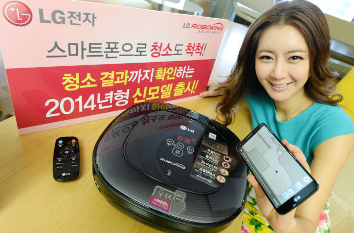LG전자 모델이 로봇청소기 신제품 `로보킹`을 소개하고 있다.