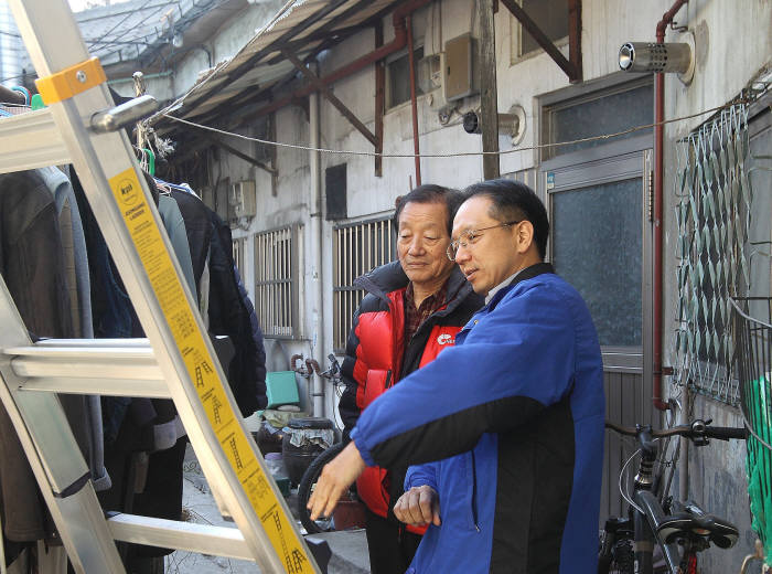 장인성 삼성사회봉사단 전무(오른쪽)가 마포구 망원동 독거노인 주거시설 개선 작업현장에서 개선 내용을 협의하고있다.