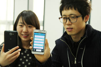 엘엔아이소프트 직원들이 자사가 개발한 음성인식 소프트웨어가 내장된 스마트폰을 시연하고 있다.