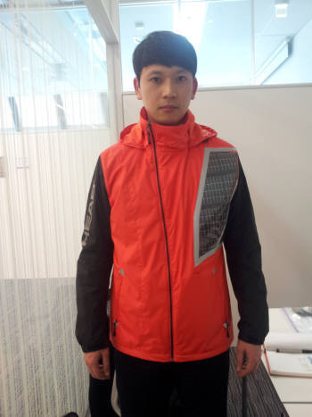 3월말 열리는 `코오롱 고교 구간마라톤대회` 40명의 심판이 착용할 아웃도어 제품을 코오롱 인더스트리 관계자가 입고 있다.