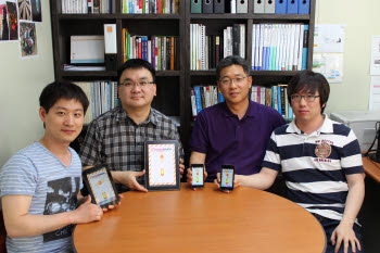 조정현 영남이공대학 교수(오른쪽에서 두번째)와 다울디엔에스 관계자들이 돈터치 앱을 소개하고 있다.