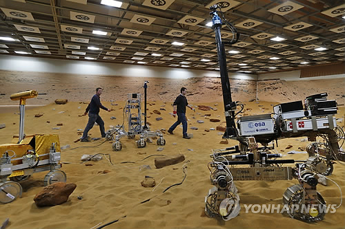 '화성 마당'에서 성능을 선보이는 화성로버(rover·탐사로봇). (AP=연합뉴스)