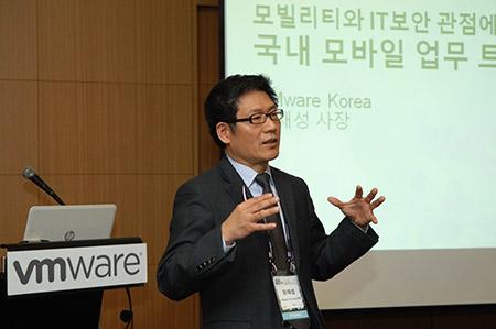 VMware 유재성 사장이 22일 열린 기자간담회에서 에이콘과 공동 조사한 ‘2014 아태지역 업무환경 리서치’를 발표하고 있다.