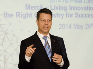 미하엘 그룬트 한국머크 대표가 26일 열린 기자간담회에서 머크의 향후 비즈니스 전략에 대해 소개하고 있다