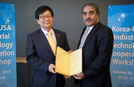 김경원 전자부품연구원장(왼쪽)과 프라딥 코슬라 UCSD 총장이 미국 현지에서 업무협약 체결 후 협약서를 들어보이고 있다.