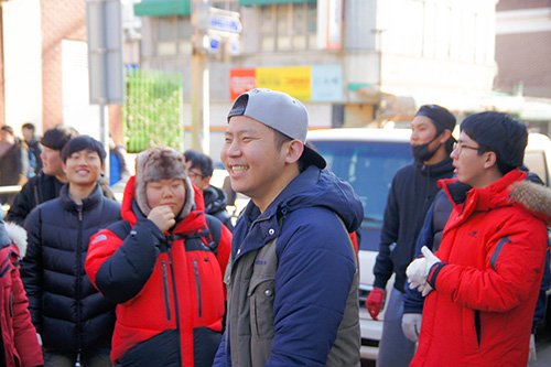 아프리카TV 인기 BJ철구, 연탄 봉사 활동 펼쳐