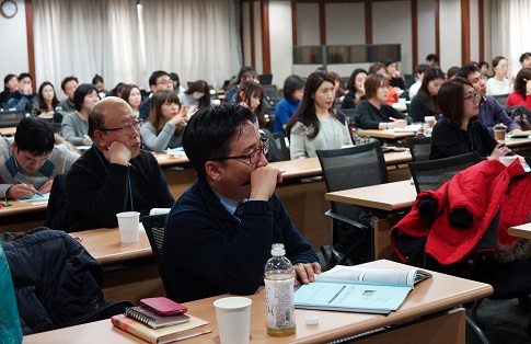 ▲ 2015년 화장품 유통채널 전망 세미나 참석자들이 진지한 표정으로 주제발표 내용을 듣고 있다.