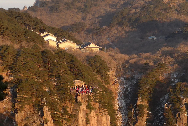 배운정에서 석양을 보는 사람들