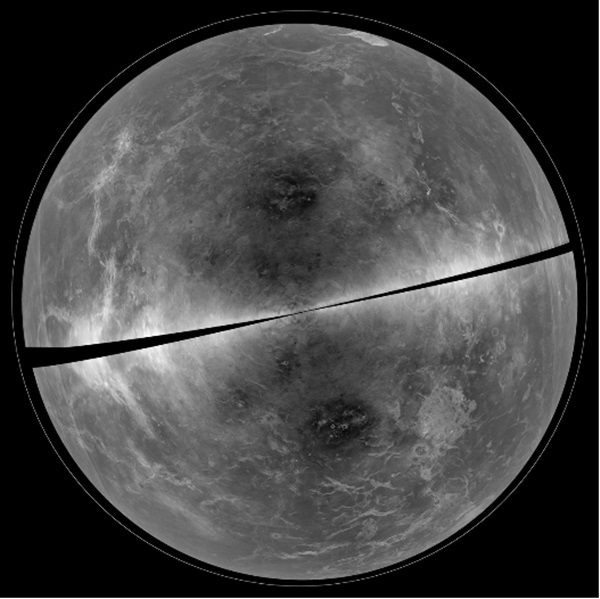 사악한 지구의 쌍둥이 별 금성의 모습. 지난 2012년레이더로 촬영한 금성의 모습으로서  산과 산맥같은 특징들이 보인다. 가운데를 지나는 검은색 대각선 밴드는 도플러적도에 너무 가까이 다가가면서 생겼다. 사진=미국립전파우주천문대,스미소니언 부르스 캠벨브, 아레시보천문대