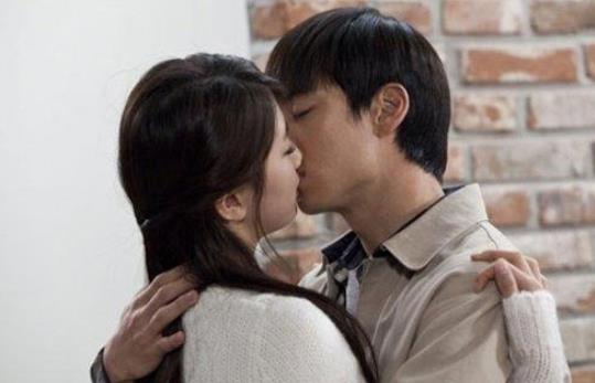 이민호 <b>수지</b> 열애 인정, <b>수지</b> '<b>건축학개론</b>' 이제훈과 삭제된 <b>키스신</b> 있...