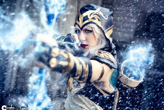 리그오브레전드(롤헝그리앱, 롤인벤) 애쉬 코스프레 해외 버전, ‘위대한 프렐요드를 위하여!