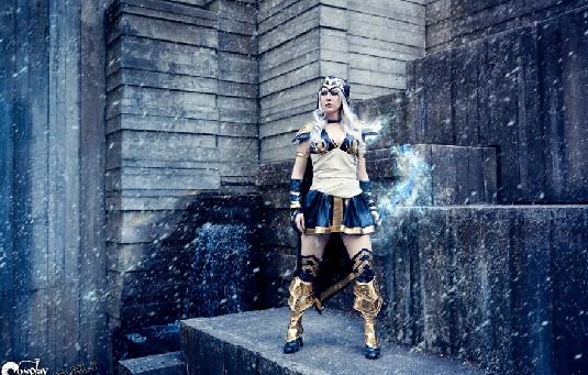 리그오브레전드(롤헝그리앱, 롤인벤) 애쉬 코스프레 해외 버전, ‘위대한 프렐요드를 위하여!