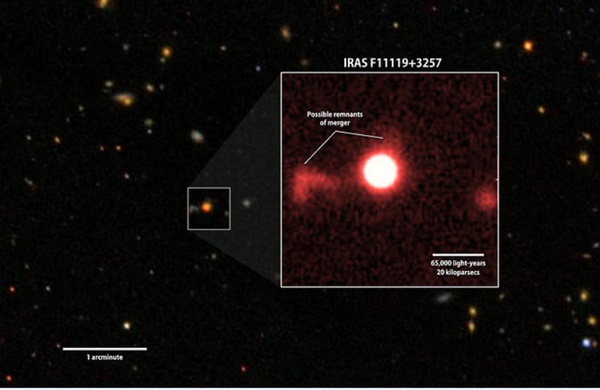 하와이대의 2.2미터 망원경은 IRAS F11119+3257의 붉은 필터이미지(네모안)를 통해 떠 다니는 먼지조각들의 희미한 모습을 보여준다. 이는 은하가 두개의 은하의 통합결과라는 것을 알려준다. 배경사진은 슬로안디지털스카이서베이를 통해 모습. 사진=나사