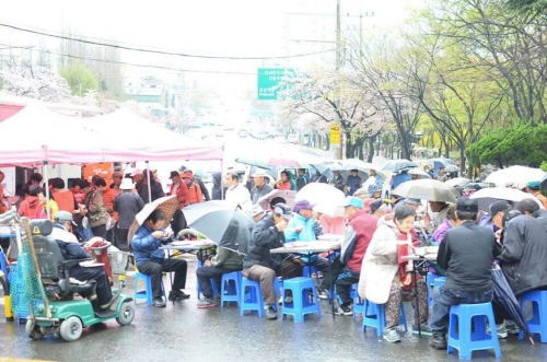 자원봉사의 즐거움에 빠진 샹떼제과 배상원 사장 