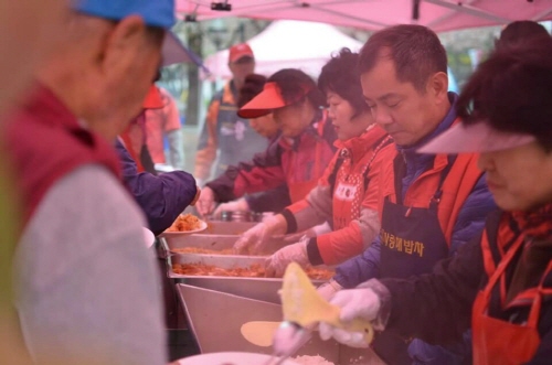 자원봉사의 즐거움에 빠진 샹떼제과 배상원 사장 