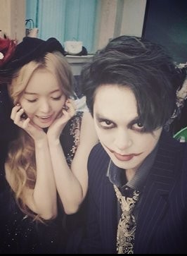 15일 정오 달샤벳이 공개한 8번째 미니앨범 ‘조커 이즈 얼라이브’와 타이틀곡 `조커(JOKER)`의 음원 및 뮤직비디오 영상이 공개되어 뮤직비디오에 조커로 출연한 이승호가 화제다
 출처: 세리 SNS