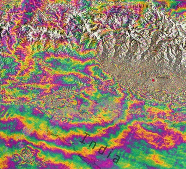 센티넬1-A위성은 지난 25일 발생한 네팔강진으로 120x100km에 해당하는 카트만두 지역의 지형이 이동됐다는 사실을 밝혀냈다. 이 가운데 절반은 솟구쳤고 다른 절반인 카트만두 북쪽지형은 1미터가량 가라앉았다. 사진=ESA