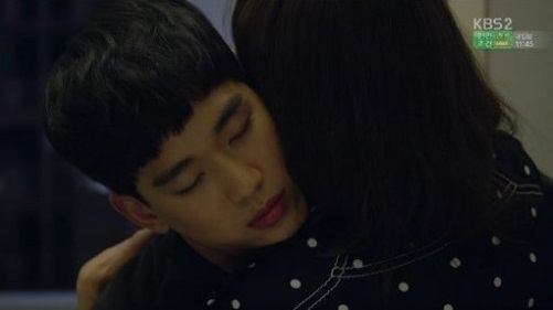 '프로듀사' 공효진, 김수현 품에 안았다? '두 사람 사이에서 느껴지는 묘한 기류' 혹시 썸?