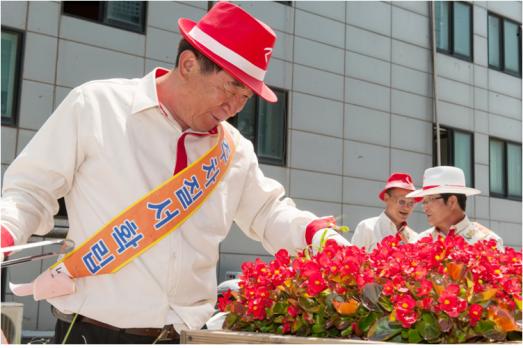 한국마사회 렛츠런CCC 용산의 실버PA(Park Assistant)가 동료들과 함께 주변 환경을 정비하고 있다.
 