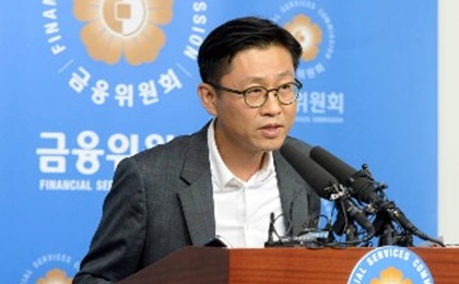 내년 상반기 인터넷전문은행이 출범한다. 최소자본금은 기존 시중은행 절반인 500억원, 영업범위는 신용카드업을 포함한 기존 은행업 모두가 가능해진다. 네이버·다음카카오 등 정보통신기업(ICT) 주도 인터넷전문은행은 내년 말에나 가능할 전망이다. 도규상 금융위 금융서비스국장이 18일 서울 중구 금융위원회에서 인터넷은행 도입방안을 발표하고 있다.
 사진=박지호기자 jihopress@etnews.com