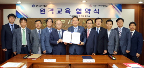 세종사이버대학교 김문현 총장(사진 왼쪽 다섯 번째)과 한국세무사회 백운찬 회장(사진 왼쪽 여섯 번째)이 기념사진을 촬영하고 있다.