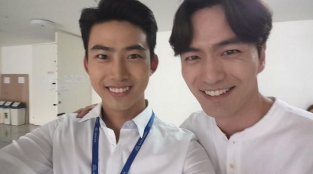 이진욱 출처:/옥택연 SNS