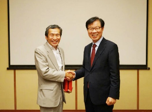 한국무역보험공사 8∼9일 양일간 일본 교토에서 일본 무역보험기관인 ‘넥시(NEXI)’와 이국간회의를 개최하였다. 김영학 무역보험공사 사장(오른쪽)과 카즈히코 반도 넥시(NEXI) 사장.