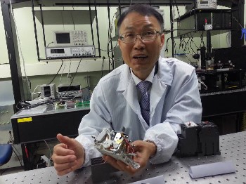 김현탁 ETRI MIT창의연구센터장이 ETRI 2동 실험실에서 신기술을 적용한 전자개폐기에 대해 설명하고 있다.