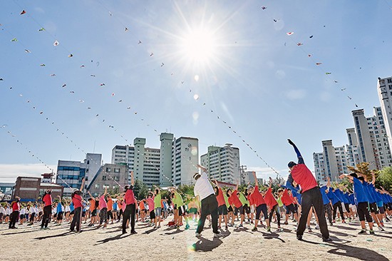 ▲ 사진설명 : 지난 17일 경기 파주시 문산읍 임진초등학교 교사와 학생들이 운동회에 앞서 몸을 풀고 있다. 