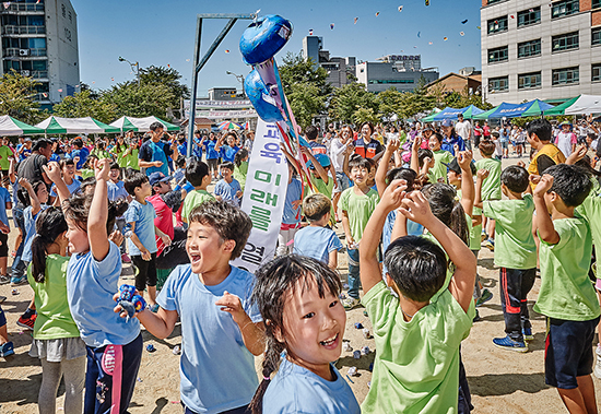 ▲ 사진설명 : 박터트리기 경기에서 승리한 청팀 학생들이 환호하고 있다.  