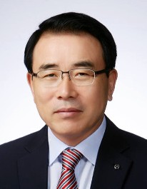 신한은행이 추석을 앞두고 조용병 은행장과 임원진이 서울 중구 예장동 소재 남산원을 방문해 아이들과 함께 한가위 맞이 송편 빚기 및 다도체험을 했다고 23일 밝혔다.