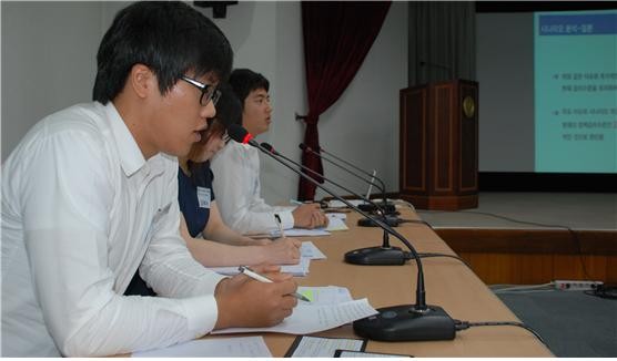 ‘2013년 한국은행 통화정책경시대회’에서 신동재 씨(오른쪽)가 열띤 토론을 이어 가고 있    다.