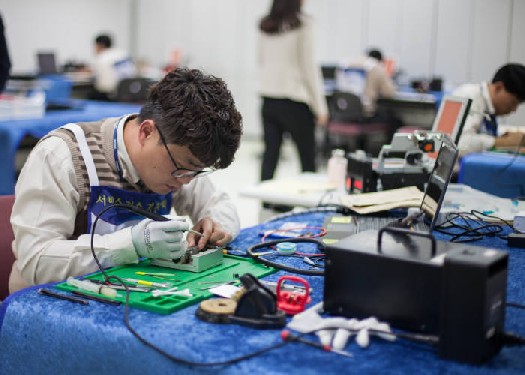 지난 19일 경기 수원시에서 열린 `서비스 기술 경진대회`에 참가한 김성오 삼성전자서비스 대전센터 책임이 스마트폰을 수리하고 있다. <사진=삼성전자서비스>