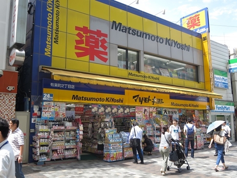 일본 드럭스토어 중국 관광객 싹쓸이 쇼핑물결