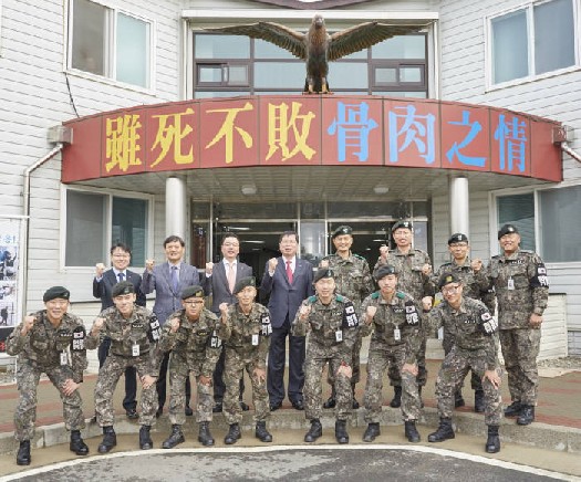 LG화학 박진수 부회장(뒷줄 왼쪽 네번째)이 1사단장 이종화 소장(다섯번째) 및 장병들과 함께 화이팅을 외치고 있다.