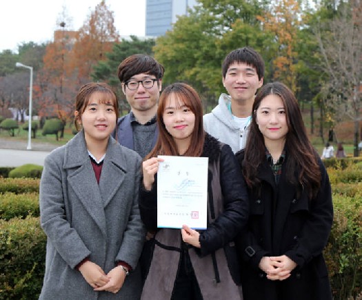 ‘제3회 과학수사 경진대회’에서 대상을 수상한 영남대 경찰행정학과 팀 (앞 왼쪽부터 이지은, 손수정, 강민수, 뒤 왼쪽부터 오인석, 김판석 씨)